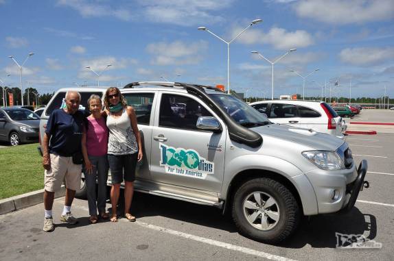 A Ana recepciona os sogros, Joca e Ixa, na Fiona, ainda no aeroporto de Montevideo, no Uruguai